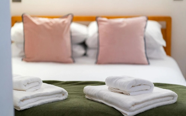 The Jam - Cunningly Good Cunningham Street Apartment