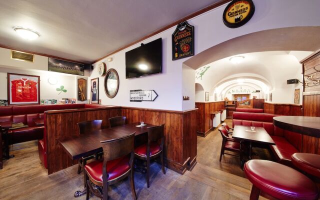 Nelly Kelly's Hotel