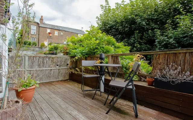 Characterful Townhouse w Patio in Arty Hampstead