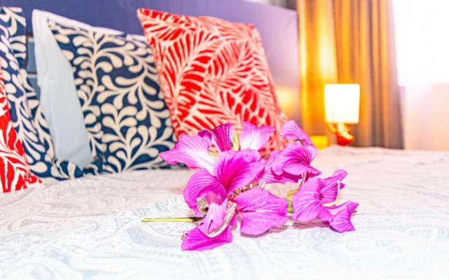 Parrot Cottage at Love Beach Pool