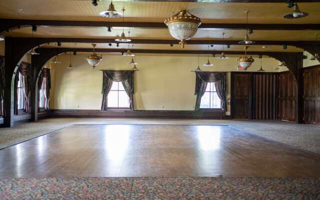 Sheridan Inn, B/W Signature Collection