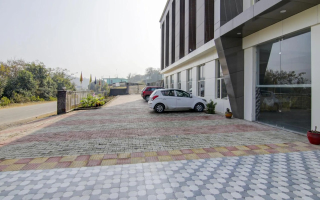 OYO Flagship 80495 Table And Talk