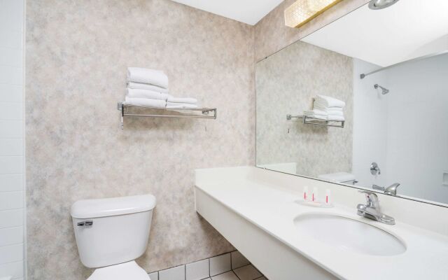 Norwood Inn & Suites La Crosse
