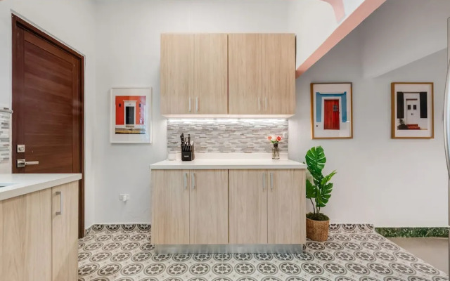 Chic Apartment Pool Parking in Central Condado