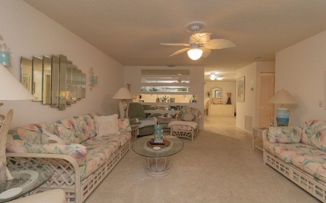 2 Bedroom With Community Pool Close To The Beaches 2 Condo by Redawning