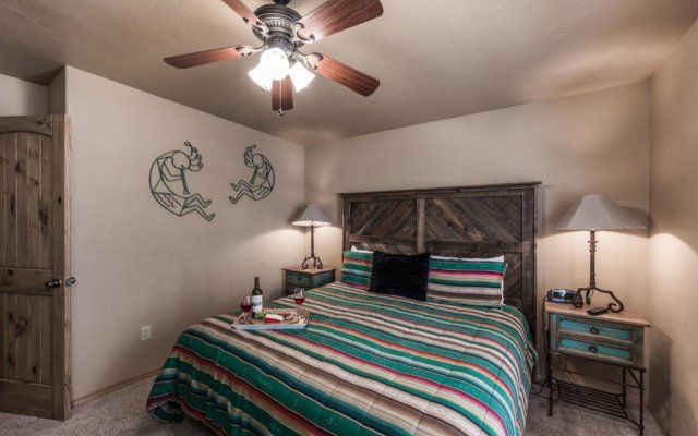 Cowboy Cabin, 2 Bedrooms, Sleeps 6, Hot Tub, Grill, Wood Stove