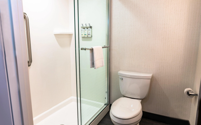Holiday Inn & Suites Oakland Airport by IHG