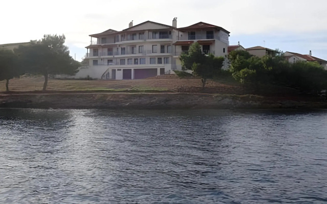 Trizonia Bay Hotel