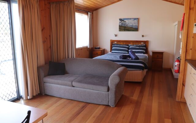 Snug Beach Cabin And Caravan Park