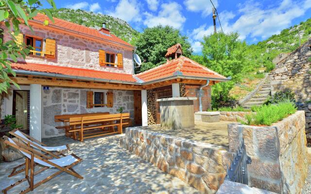 Cozy Holiday Home With Garden in Starigrad