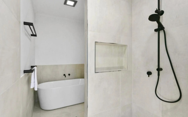 Coastal Vibes - Palm Cove