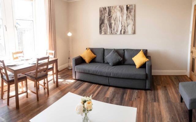 Bright, Spacious West-End Flat, Near University
