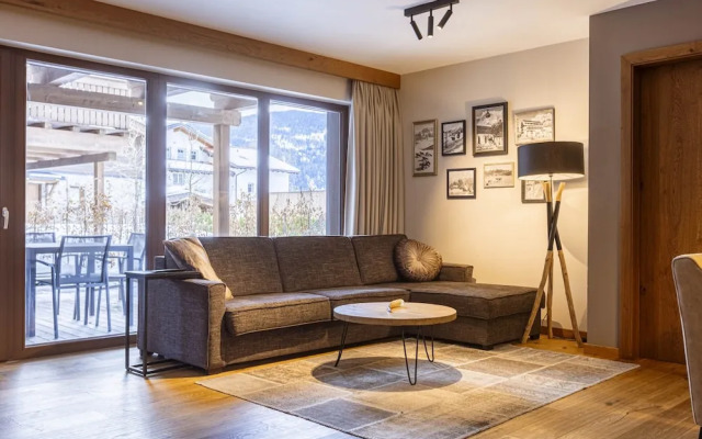 Spacious Apartment With Swimming Pool