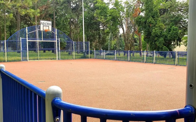 Between Parks - King Bed - Central - Football field