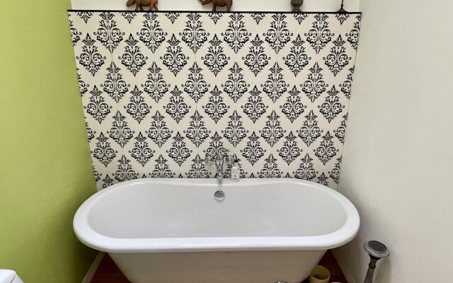 Colourful 3BD Home With Garden in Southville