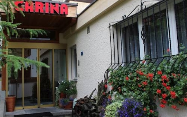 Carina, Hotel