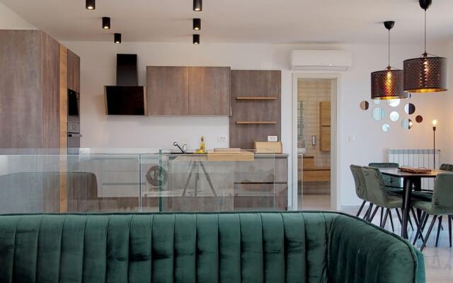 Charming Coastal Escape With Sea Views - 7 Guests