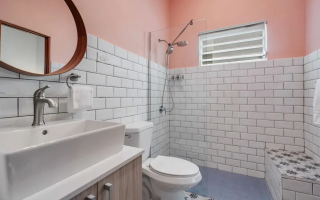 Chic Apartment Pool Parking in Central Condado