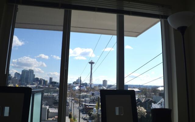 Sunny Westlake Suites by Metro