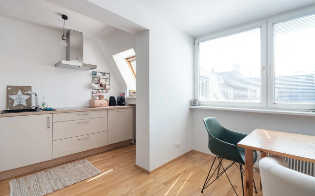 Quiet Penthouse apartment close to Stadthalle