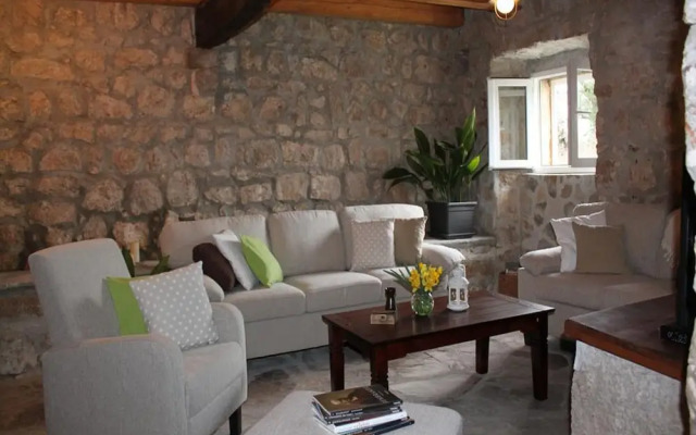 Stone Holiday Home in Brotnice Dalmatia with Outdoor Hot Tub