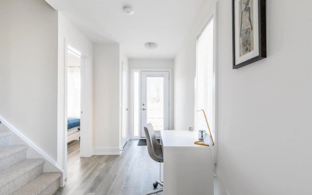 4BR 3BA Townhouse on Lake Ontario Free Parking Gym 4