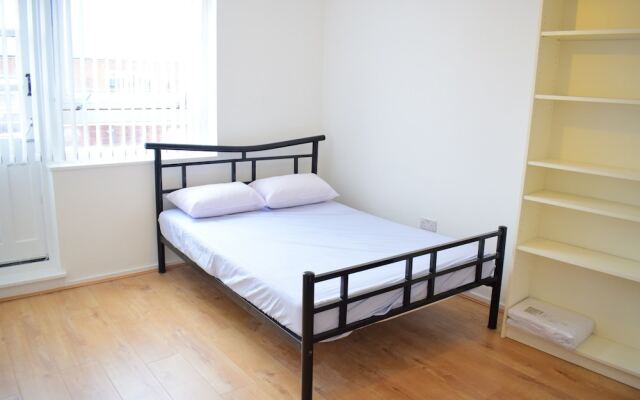 Spacious 3 Bedroom Shadwell Flat