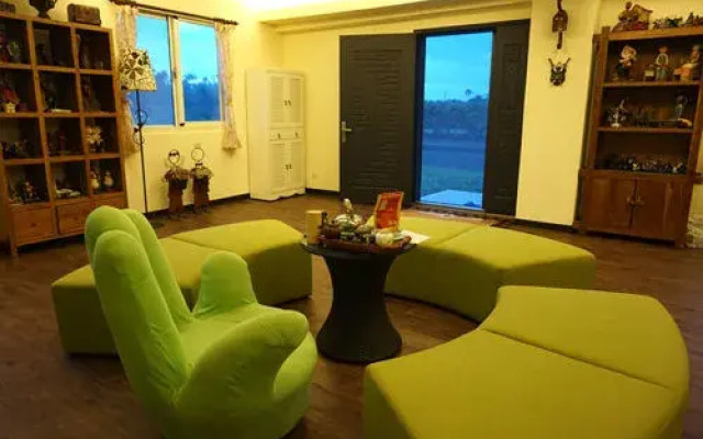 Famous Painting Town Hostel