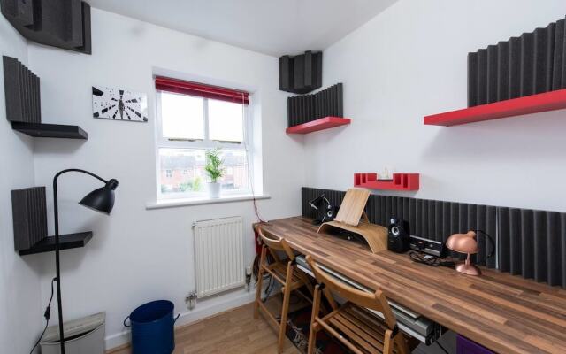 Sleek & Stylish 2BD Home w/ Office/studio