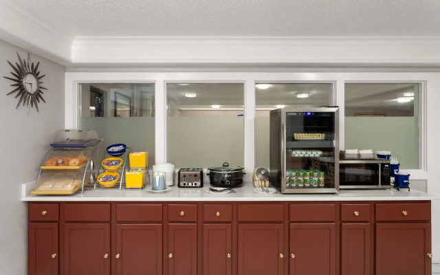 Days Inn & Suites by Wyndham Arlington Heights