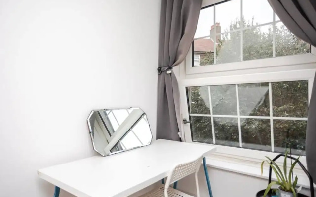 Spacious 4 Bedroom Apartment in Bethnal Green