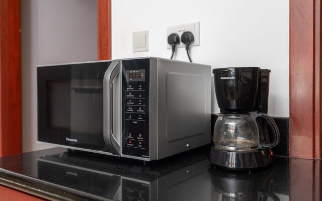 Whitesage - Magnificent Waterfront Apt, Steps From the Beach