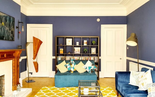 Gorgeous Light Apartment In West End
