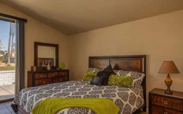 Stylish Condo With Golf Course Views