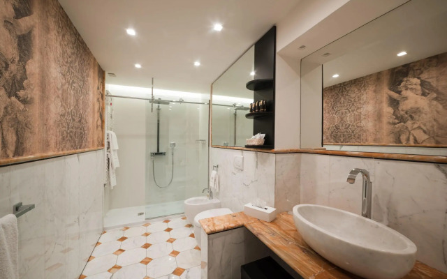 Royal Palace Luxury Suites & Hotel