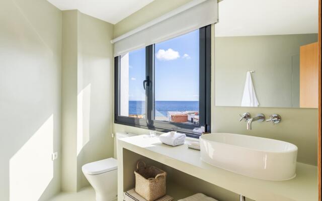 Design house with roof terrace ocean views
