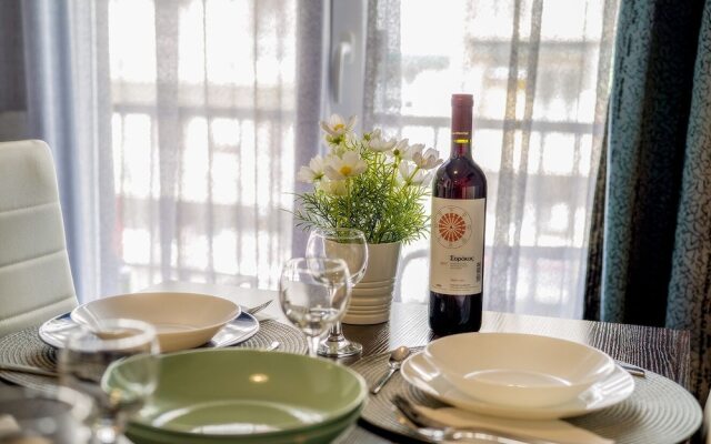 Corona Deluxe Apt Must