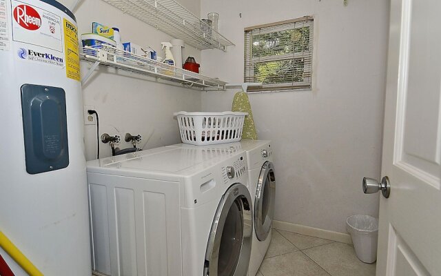 Sunset Villas 4 Awesome Views/2 Balconies/pool/deck/bbq!