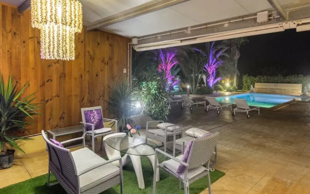 Modern Villa With Pool Near Town