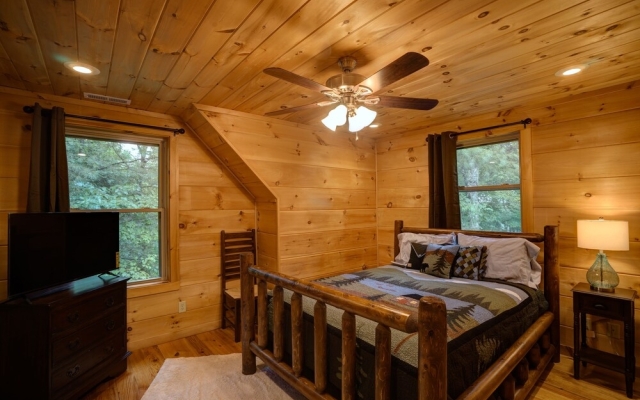 Tree Top Getaway Log House with Views | NFL Sunday Ticket Included