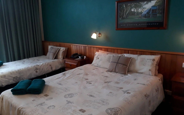 Moe Motor Inn