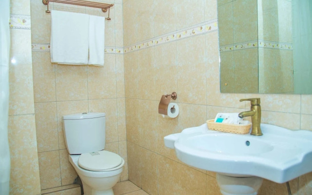 Royal Crest Hotel & Suites