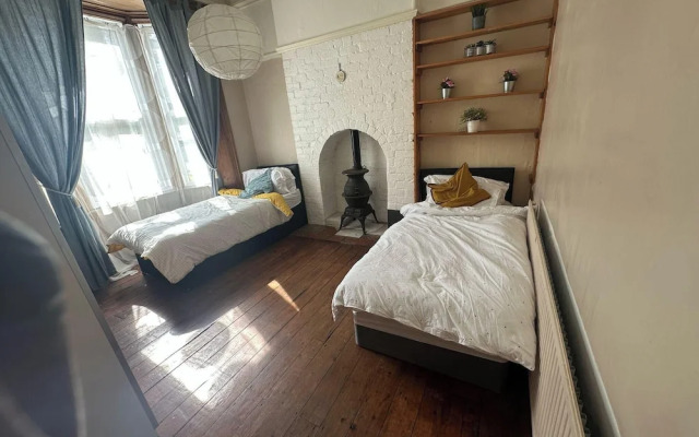 Spacious House- Parking, Garden & Central Location