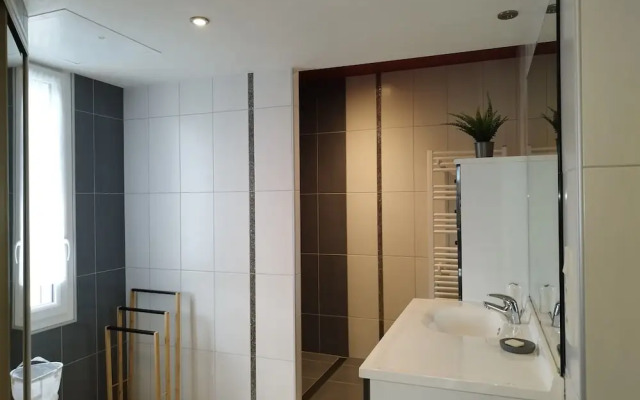 House in Breles Near Rock Beach & Amusement Park