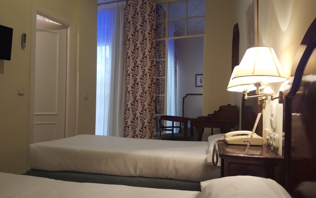 Hotel Abril