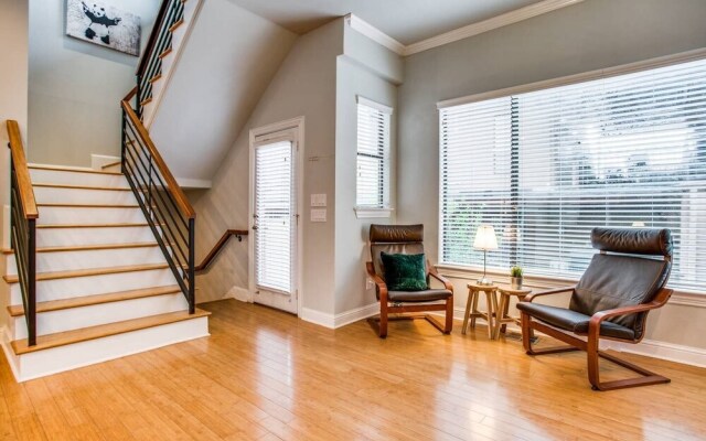 Gorgeous Oak Lawn Townhouse