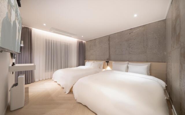 Croissant Hotel Guri by AanK