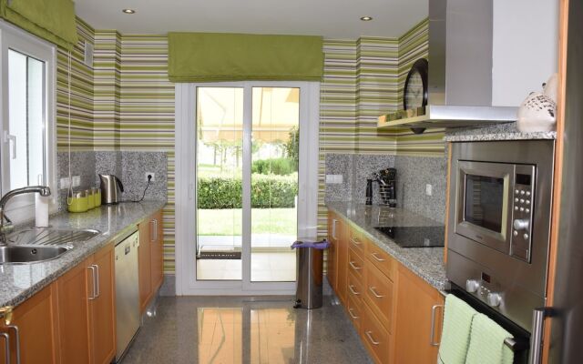 Semi Detached Townhouse Near The Beach