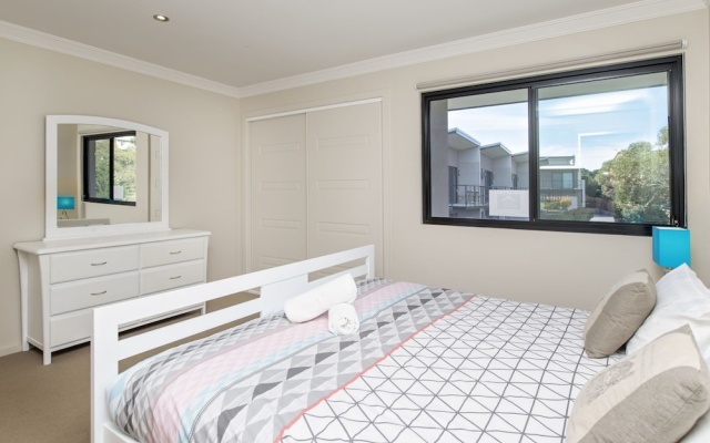 Khione 1 - Modern & spacious with views towards Lake Jindabyne & the mountains beyond – Guest Rooms – Jindabyne