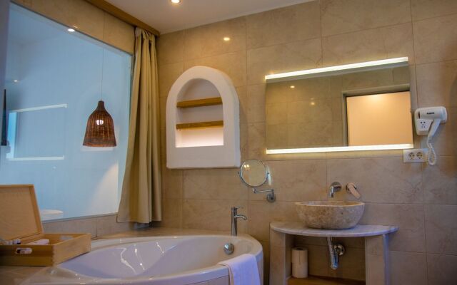 Alia Luxury Suites and Spa